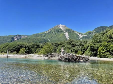 梓川と焼岳、夏の絶景 梓川と焼岳、夏の絶景 梓川,焼岳,上高地の写真素材