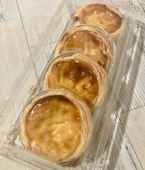 パックに入った市販のエッグタルト エッグタルト,タルト,パイの写真素材