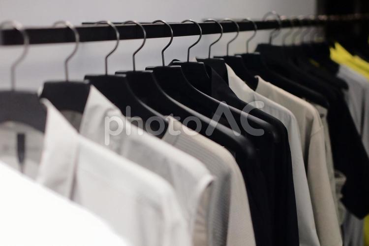 きれいに整頓されたモノクロの洋服イメージ 洋服,シャツ,ハンガーの写真素材
