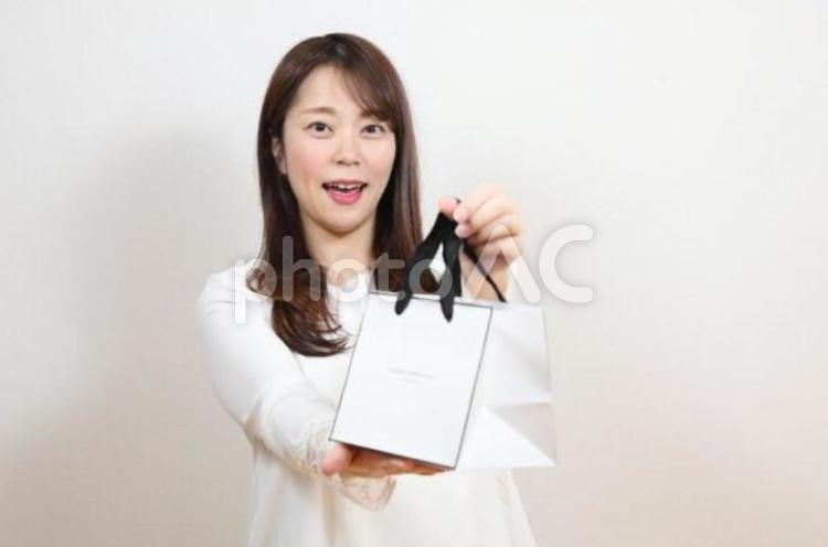 ホワイトデーのお返しをする女性 バレンタイン,プレゼント,お返しの写真素材