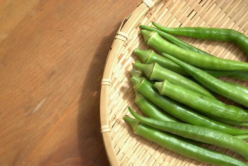 ザルにのせた新鮮なオクラ ザルにのせた新鮮なオクラ オクラ,野菜,生の写真素材