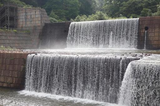 川の流れを調整する人工的な横に長い滝 川の流れを調整する人工的な横に長い滝 水,放流,調整の写真素材