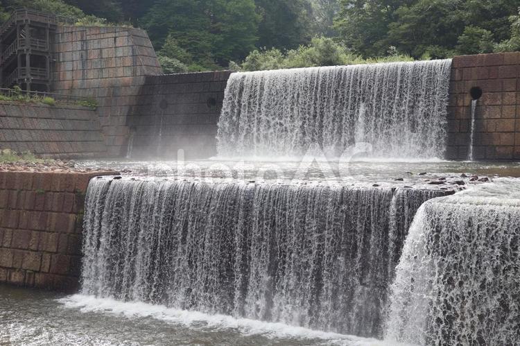 川の流れを調整する人工的な横に長い滝 水,放流,調整の写真素材