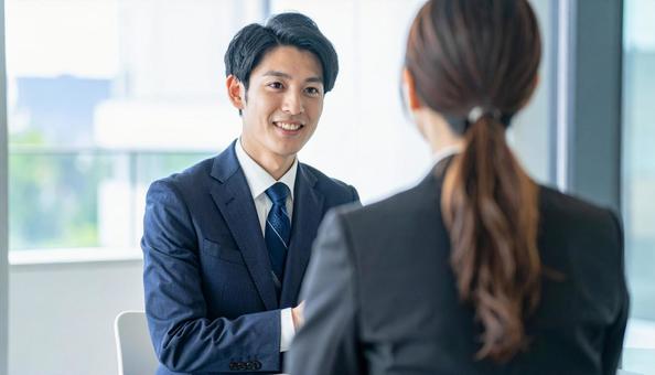 就職面接を受ける就活生の後ろ姿と面接官の写真