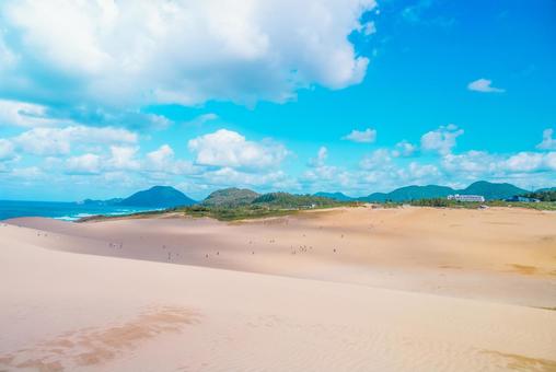 【鳥取】鳥取砂丘と青空と海 tottori,鳥取砂丘,砂丘の写真素材