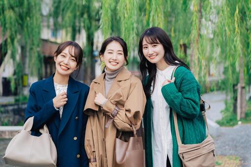 京都旅行をする女性3人組 女性,旅行,京都の写真素材