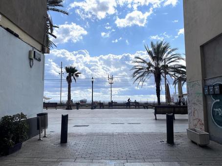 バダロナ・ビーチを望む バダロナ・ビーチを望む スペイン,バダロナ,バルセロナ郊外の写真素材