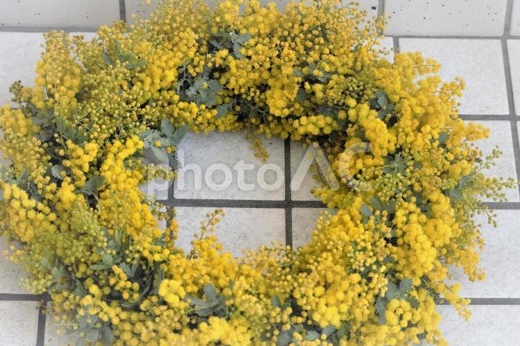 ミモザを使ったリース アレンジメント,インテリア,ミモザの写真素材