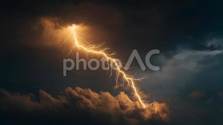 迫力ある稲妻の光 雷,雷鳴,雷光の写真素材