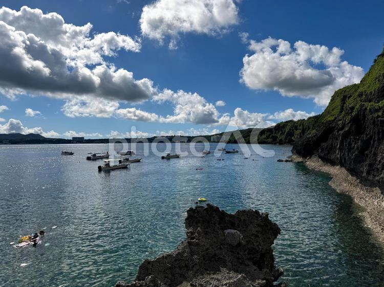 沖縄　真栄田岬でシュノーケリング 海,沖縄,真栄田岬の写真素材