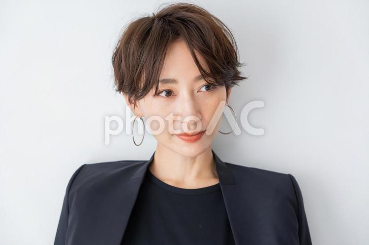 ショートヘアーのスーツを着た女性 女性,スーツ,会社員の写真素材