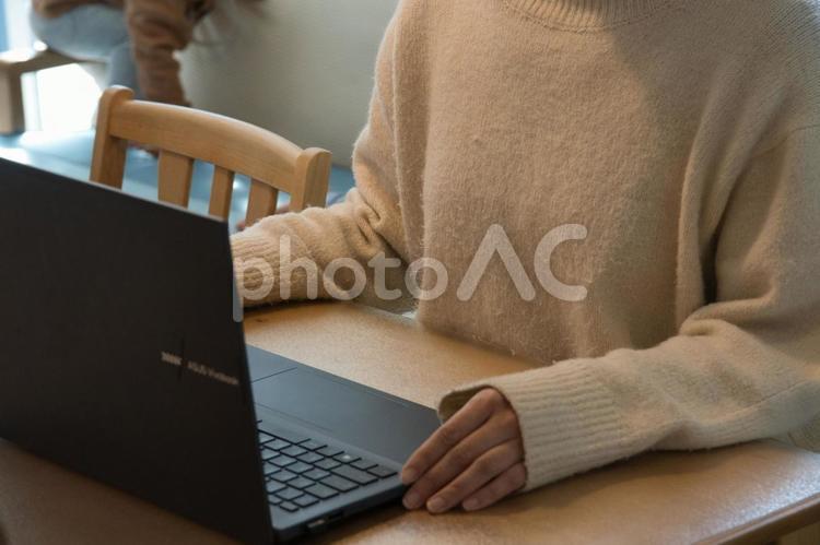 在宅で資料作成中のニットを着た女性 パソコン,リモートワーク,ノートパソコンの写真素材