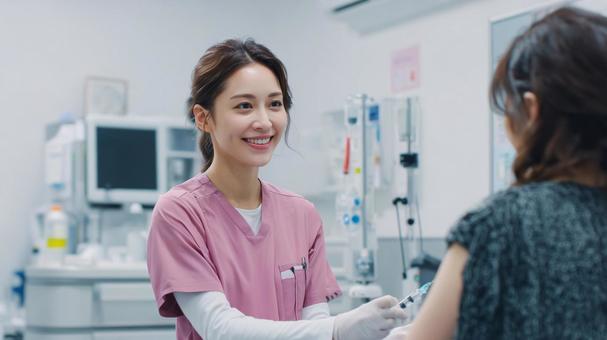 優しい看護師とワクチン接種の瞬間 優しい看護師とワクチン接種の瞬間の写真