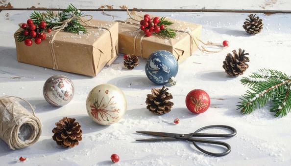 テーブルの上のクリスマスオーナメント作り テーブルの上のクリスマスオーナメント作りの写真