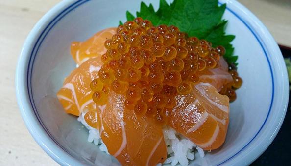 ご飯にイクラをたっぷりのせて食べる ご飯にイクラをたっぷりのせて食べるの写真