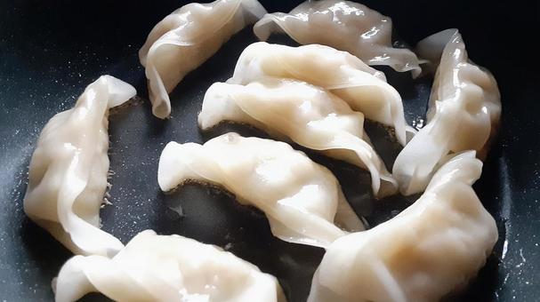 自炊でギョーザを焼く・1 餃子,料理,ズームアップの写真素材