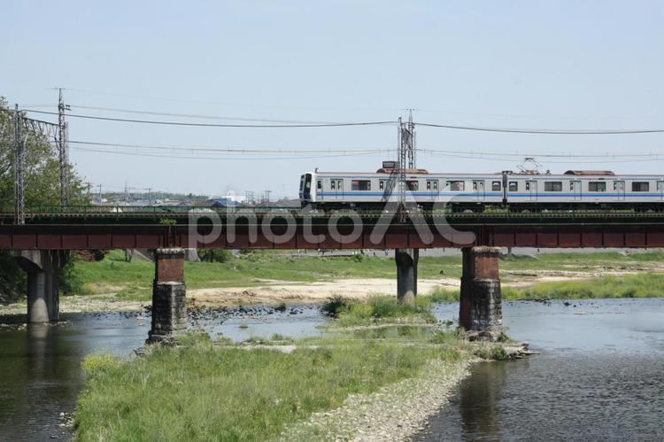 川を渡る鉄道（西武6000系） 橋,線路,鉄道の写真素材