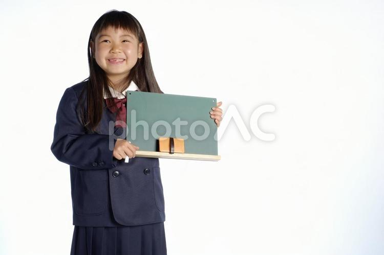 黒板を持った女の子 小学生,女の子,人物の写真素材