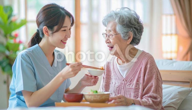 食事介助をする女性介護士と高齢女性 女性介護士,訪問介護,在宅介護の写真素材