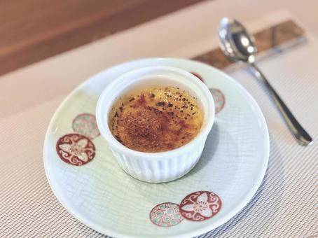 和柄の食器で作ったクリームブリュレ 和柄の食器で作ったクリームブリュレ クレームブリュレ,プリン,焦しの写真素材