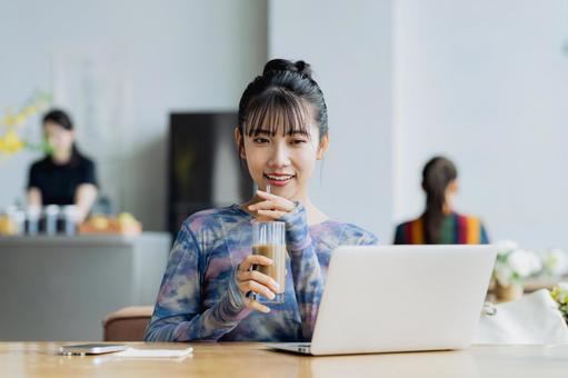 カフェで仕事をするフリーランスの若い女性 テレワーク,カフェ,フリーランスの写真素材