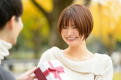 プレゼントを受け取る女性 ギフト,サプライズ,男女の写真素材