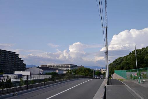 夏雲の見える丘の上の町 夏雲の見える丘の上の町 夏雲,白雲,夏空の写真素材