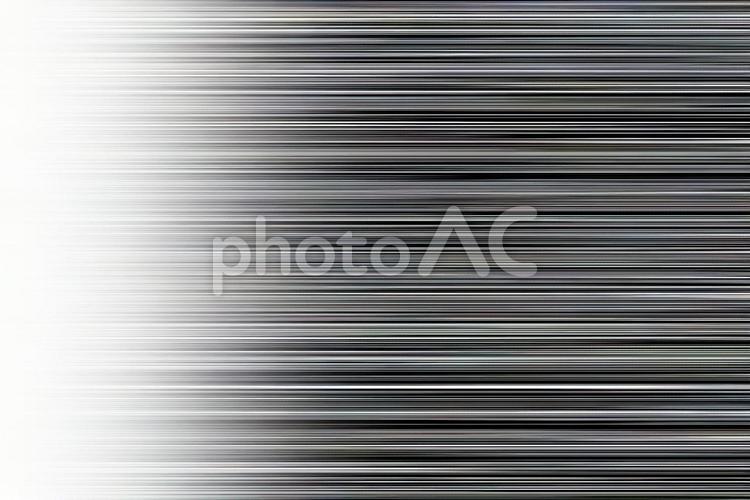 スピードを感じさせる白黒のストライプ背景 ストライプ,シンプル,テクスチャの写真素材