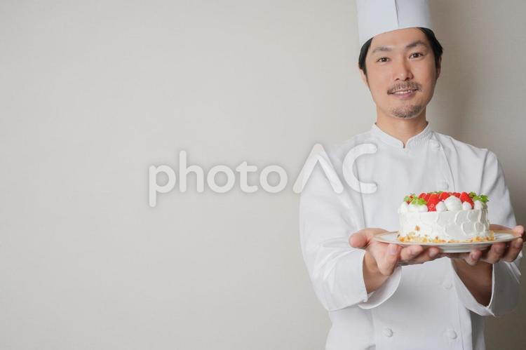 ケーキとパティシエ男性 パティシエ,ケーキ,ケーキ屋さんの写真素材