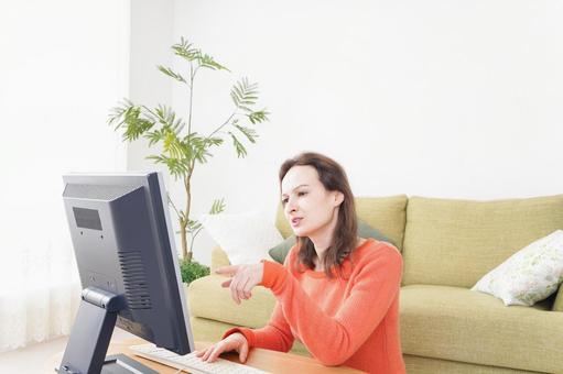 自宅でパソコンを使う若い女性 自宅でパソコンを使う若い女性 働き方改革,ビジネスウーマン,白背景の写真素材