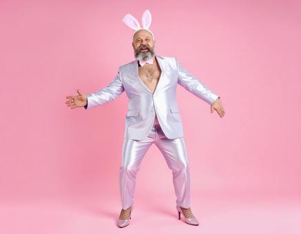メタリックスーツの男性バニー メタリックスーツの男性バニーの写真