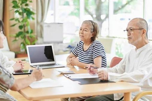 An elderly couple consulting on a life plan, जीवन योजना, बैंड द्वितीय आवासीय, परामर्श, JPG