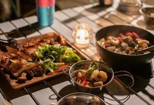 キャンプでの夕食 キャンプでの夕食 キャンプ,おしゃれ,母子キャンプの写真素材