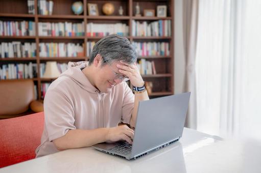 頭を抱える私服男性 男性,中年,シニアの写真素材