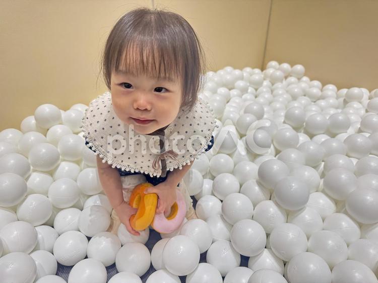 ボールプールで遊ぶ子供のイメージ 子供,遊ぶ,ボールプールの写真素材
