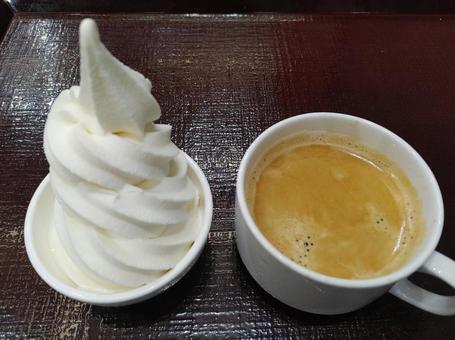 ソフトクリームとコーヒー ソフトクリームとコーヒーの写真