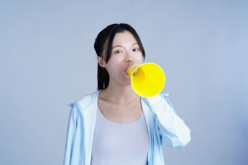 メガホンで応援する女性 女性,メガホン,微笑むの写真素材