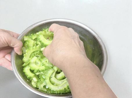 カットしたゴーヤの塩揉みをする人 カットしたゴーヤの塩揉みをする人 ゴーヤ,塩揉み,苦味の写真素材