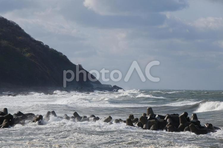 日本海の荒波と空の風景 日本海,自然,風景の写真素材