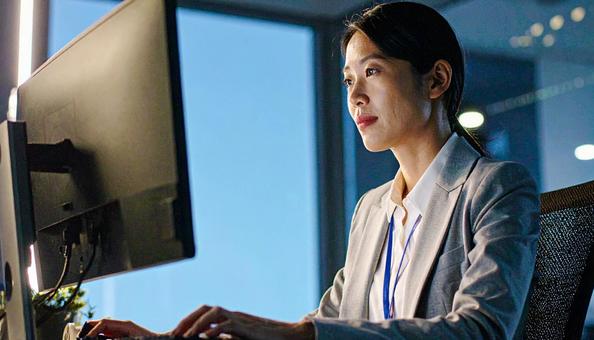 PC仕事をする日本人女性の写真