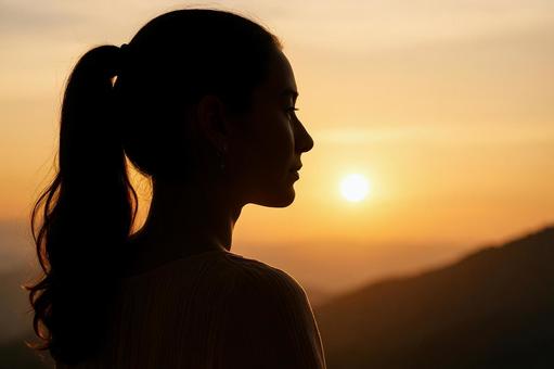 夕日と横顔の女性(ポニーテール) 夕日と横顔の女性(ポニーテール)の写真