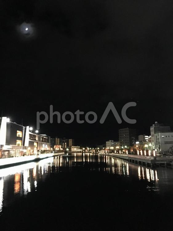 水辺の都市と月明り スナップショット,加工なし,都市の写真素材