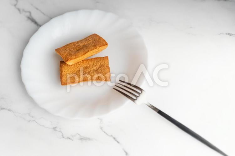 白い皿に並ぶ焼き菓子① フィナンシェ,焼き菓子,お菓子の写真素材