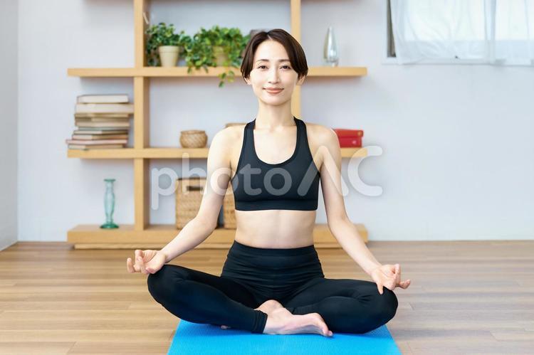 ヨガ　ポーズ　女性　ヘルスケア ヨガ,女性,ストレッチの写真素材