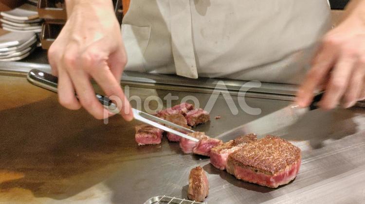 ステーキ　職人技　指　指先　鉄板 ステーキ,職人技,指の写真素材