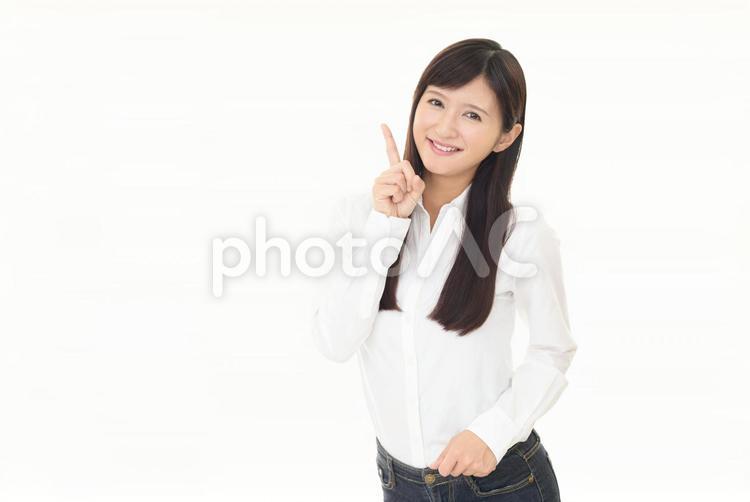 指さす笑顔の女性 女性,笑顔,嬉しいの写真素材