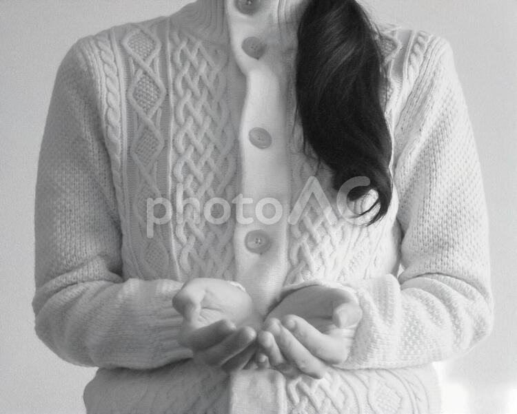 手を差し出す女性 若い,人物,日本人の写真素材