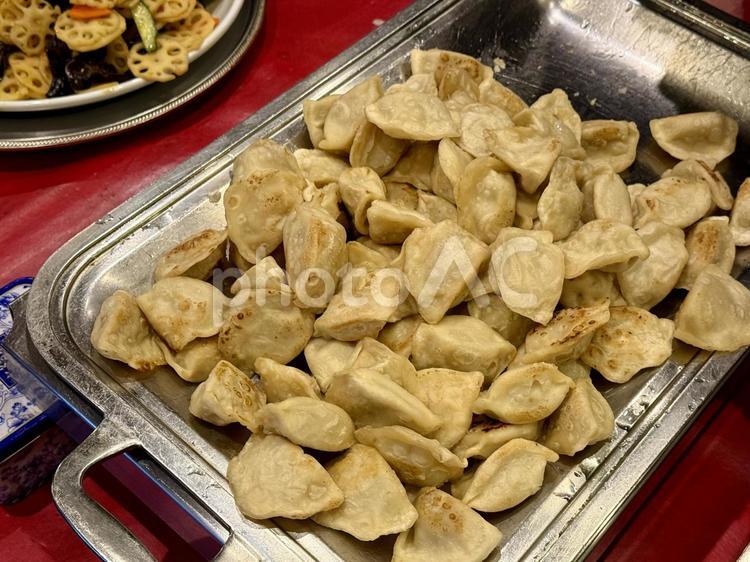 中華バイキングの揚げ餃子 揚げ物,揚げ餃子,餃子の写真素材