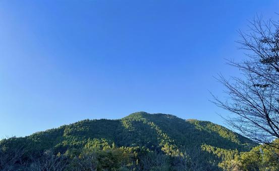 青空と緑の山 青空と緑の山の写真