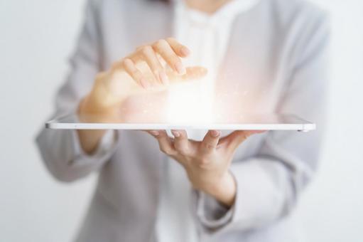 タブレットPCを操作する女性 タブレットPCを操作する女性 ビジネス,情報,インターネットの写真素材